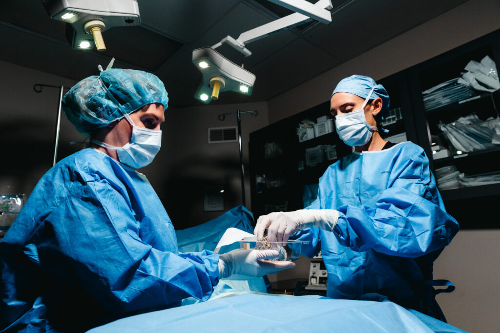 Two surgerons in scrubs prepare to perform a liposuction near Brentwood, TN.